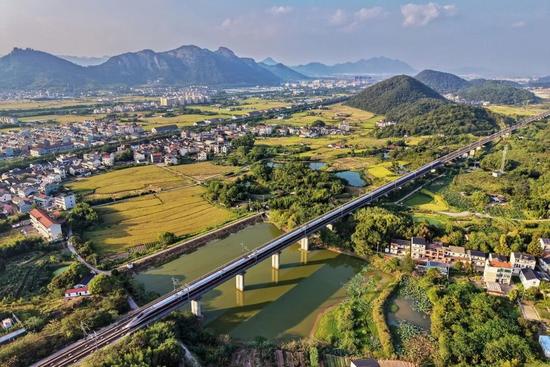 客厅油漆施工与颜色选择指南 客厅油漆什么颜色好看