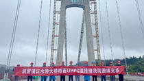 湖南张官高速洞庭溪沅水特大桥桥面UHPC湿接缝浇筑圆满完成
